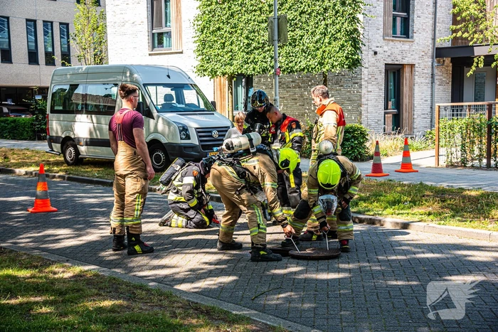 Brandweer spoelt riool na gaslucht