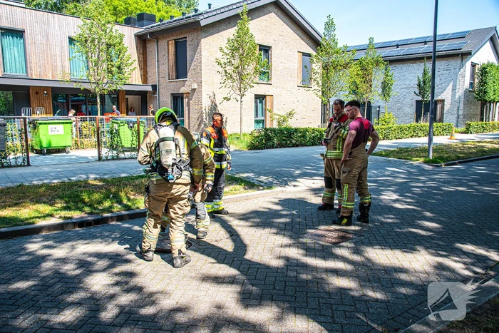 Brandweer spoelt riool na gaslucht