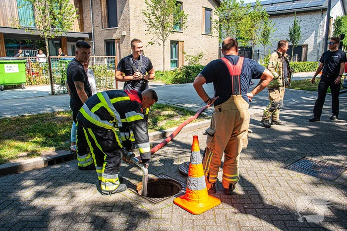 Brandweer spoelt riool na gaslucht