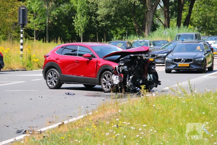 Auto op kop na botsing op kruising