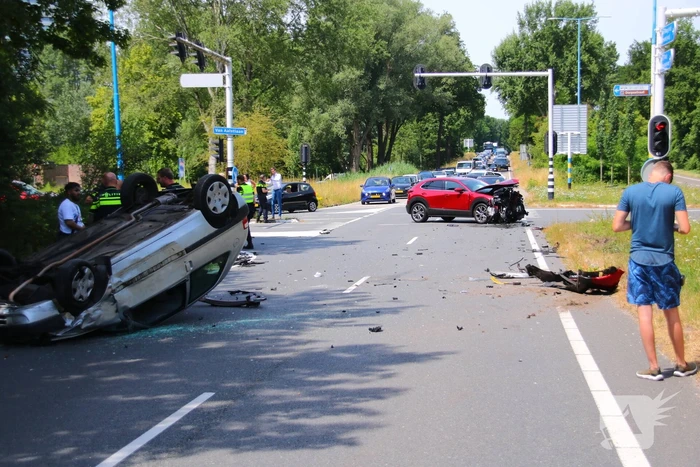 Auto op kop na botsing op kruising