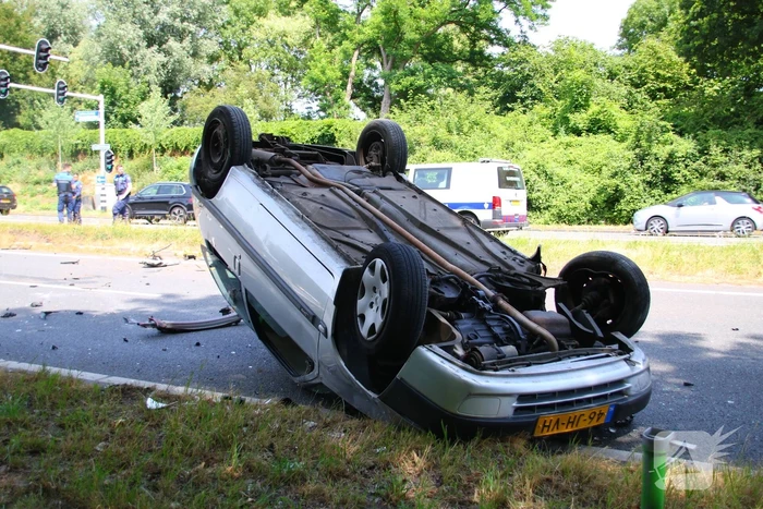 Auto op kop na botsing op kruising