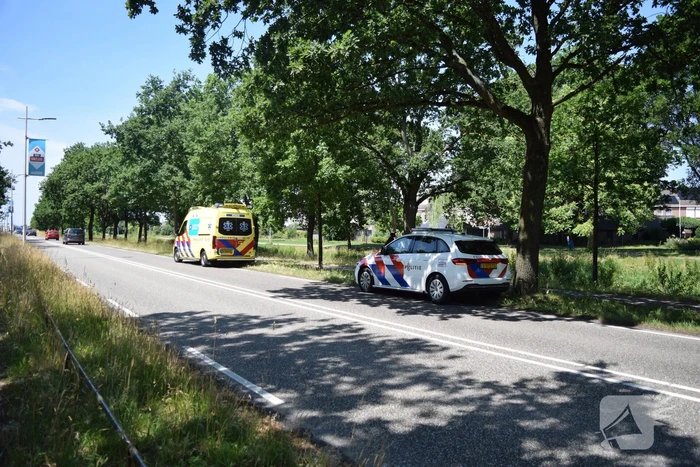 Twee fietsers botsen op fietspad