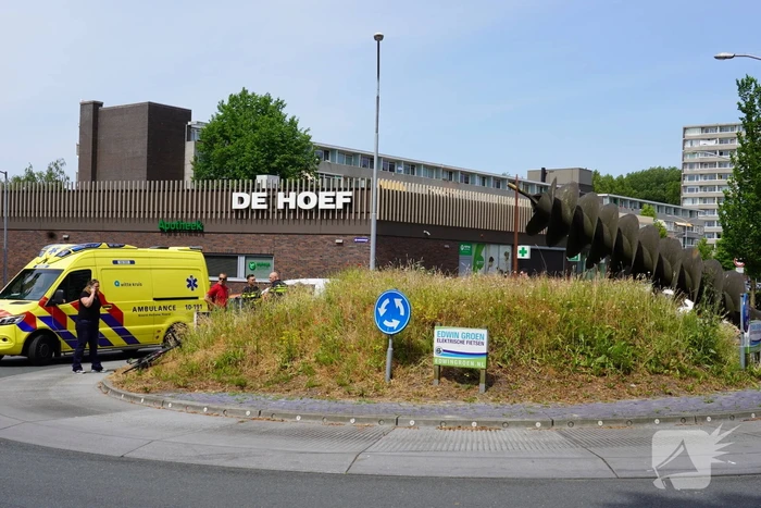 Racefietser gewond bij aanrijding op rotonde