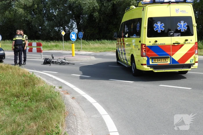 Twee dames op fiets gewond bij botsing