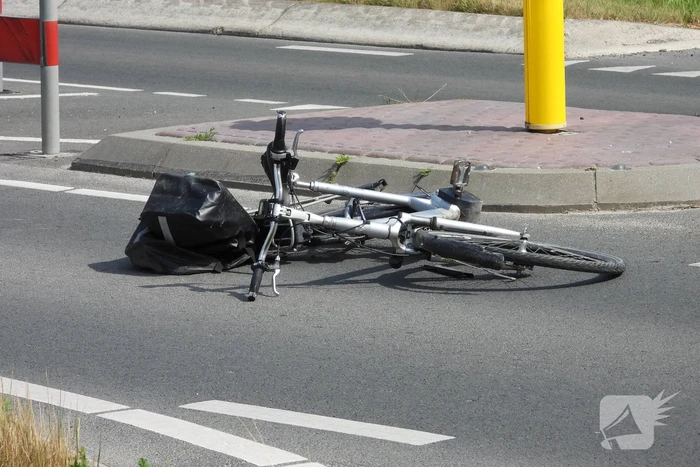 Twee dames op fiets gewond bij botsing