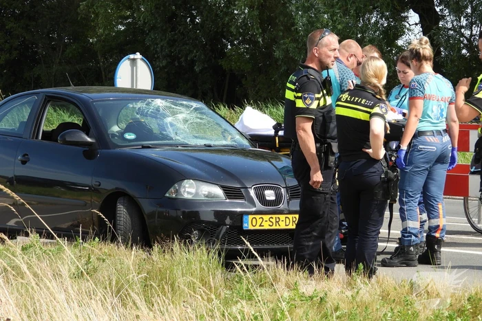 Twee dames op fiets gewond bij botsing
