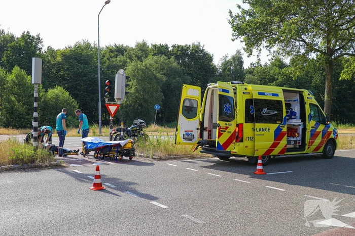 Motorrijder vliegt uit de bocht