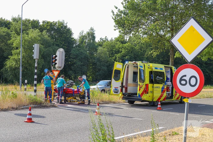 Motorrijder vliegt uit de bocht