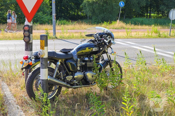 Motorrijder vliegt uit de bocht
