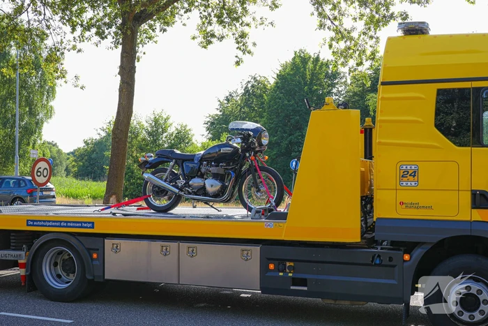 Motorrijder vliegt uit de bocht
