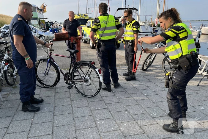 Fietser ernstig gewond bij botsing met paaltje