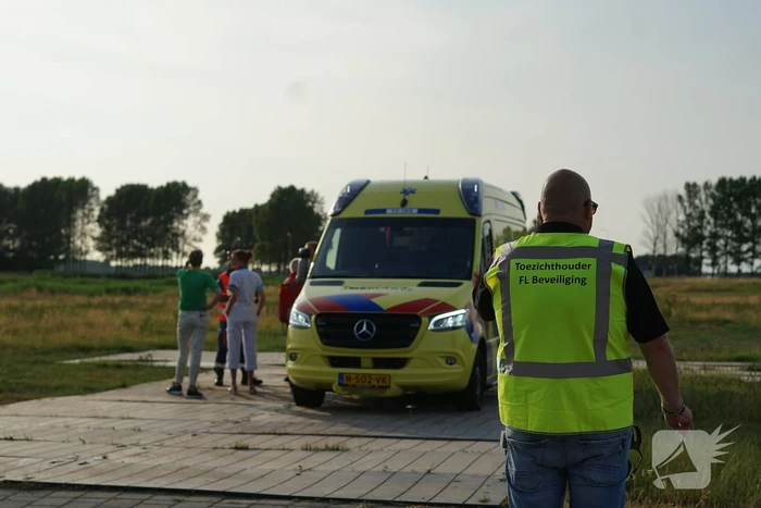 Kustwachthelikopter vervoert patiënt tussen ziekenhuizen