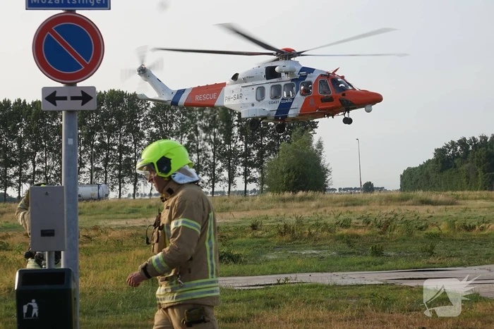 Kustwachthelikopter vervoert patiënt tussen ziekenhuizen