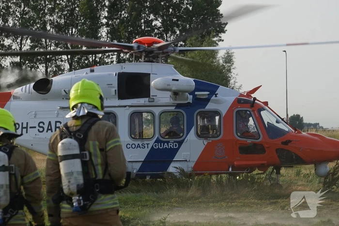 Kustwachthelikopter vervoert patiënt tussen ziekenhuizen