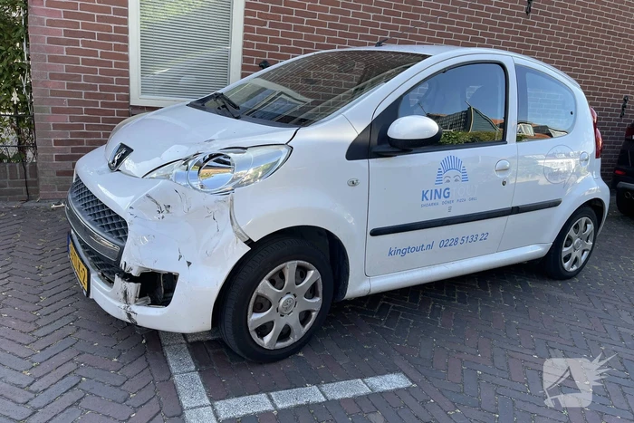 Veel schade na botsing tussen drie voertuigen