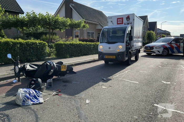 Veel schade na botsing tussen drie voertuigen