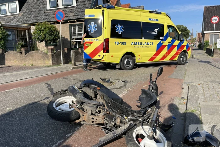 Veel schade na botsing tussen drie voertuigen