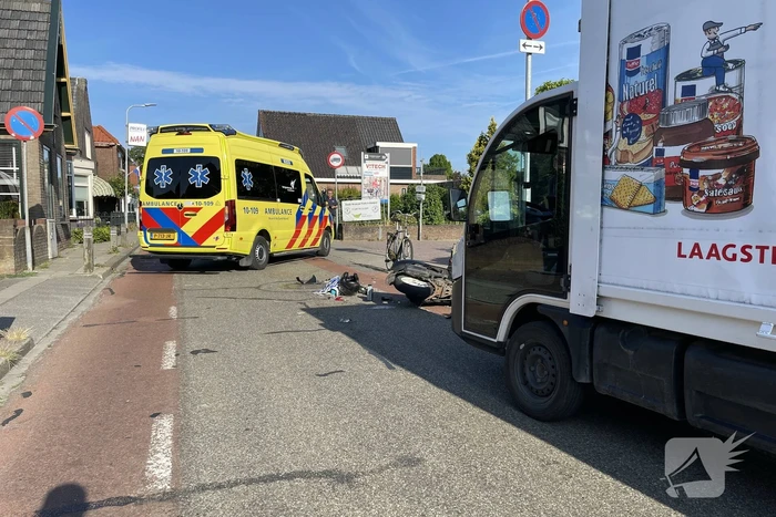 Veel schade na botsing tussen drie voertuigen
