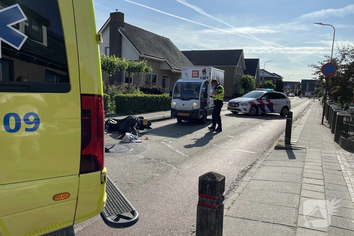 Veel schade na botsing tussen drie voertuigen