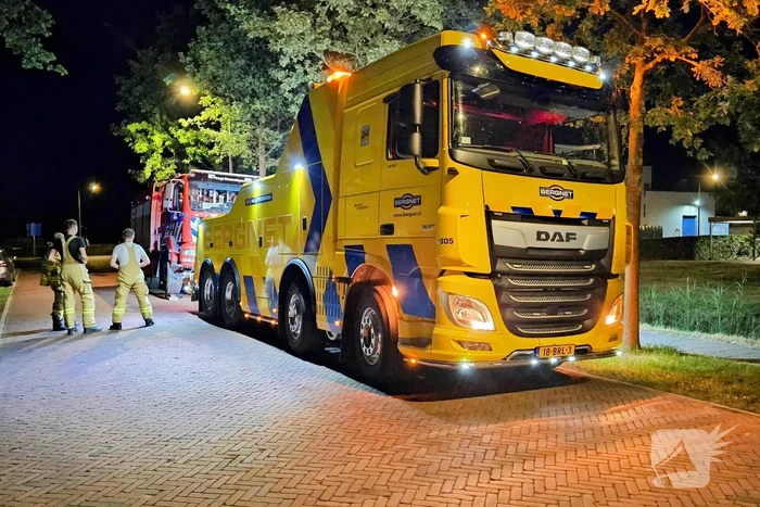 Brandweerwagen afgesleept na defect bij brand
