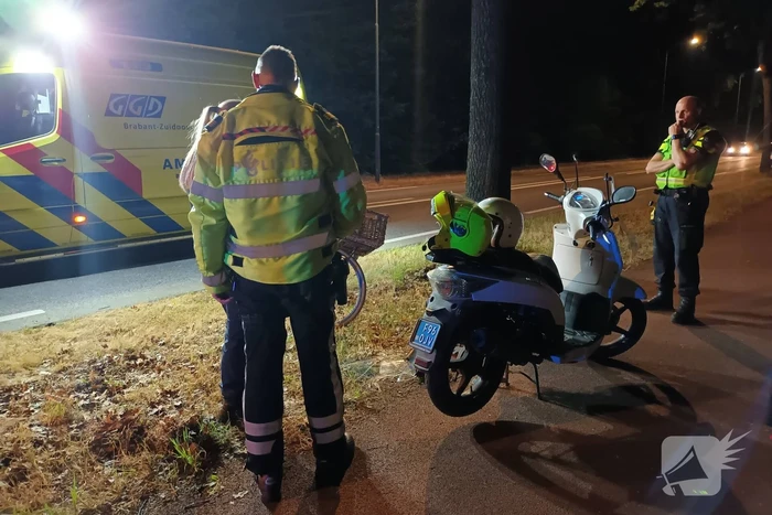 Scooterrijder gewond bij botsing tegen verkeersbord