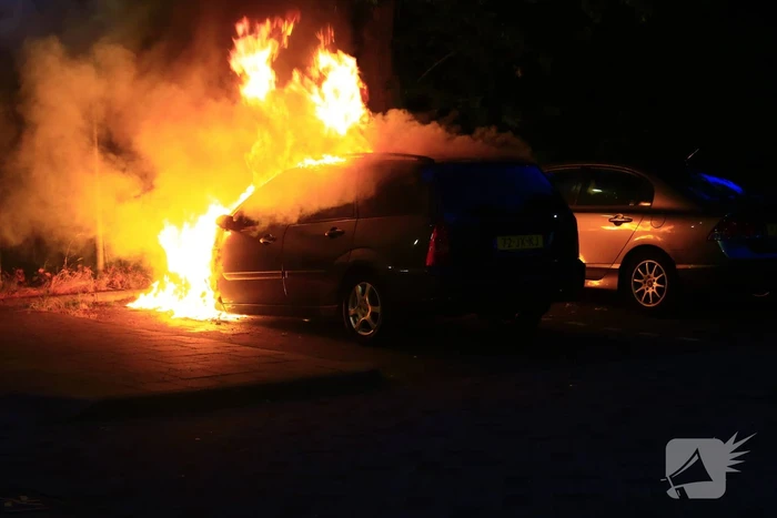 Personenauto door brand verwoest