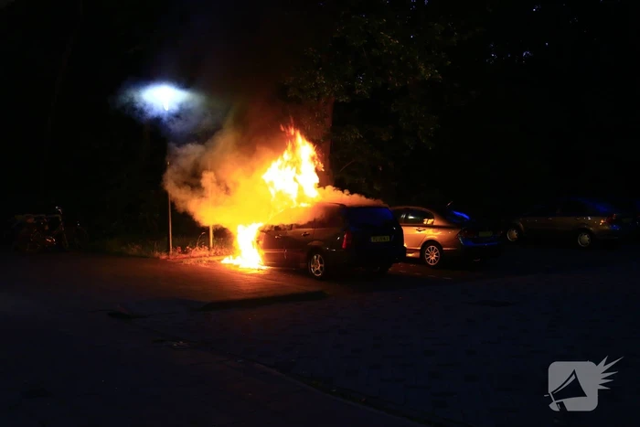 Personenauto door brand verwoest