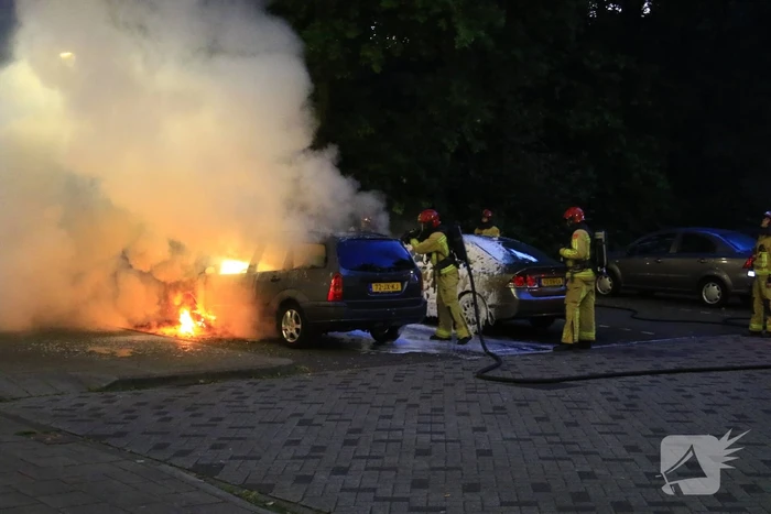 Personenauto door brand verwoest