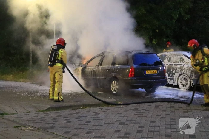 Personenauto door brand verwoest