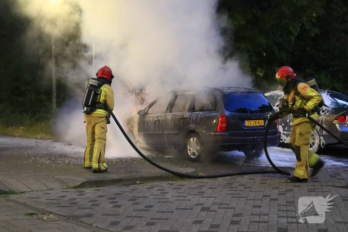 Personenauto door brand verwoest