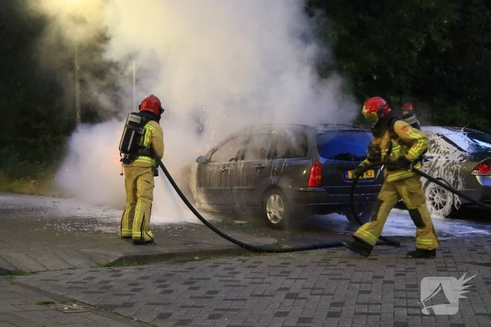 Personenauto door brand verwoest