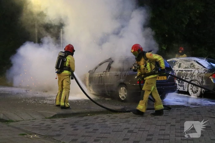 Personenauto door brand verwoest