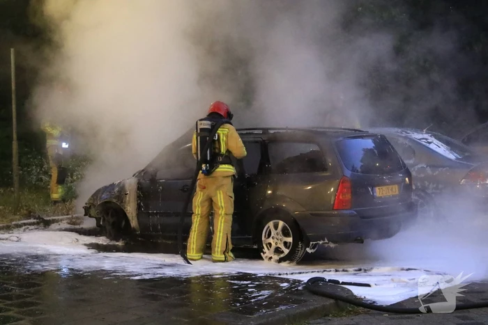 Personenauto door brand verwoest