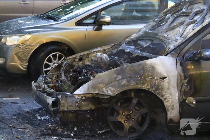 Personenauto door brand verwoest