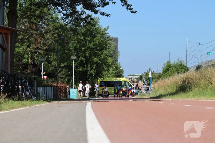 Scooterrijder en fietser botsen op fietspad