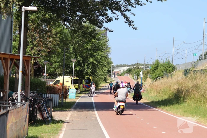 Scooterrijder en fietser botsen op fietspad