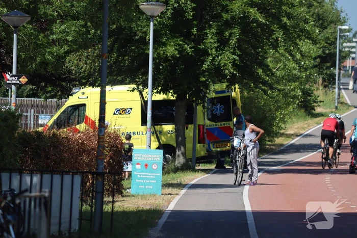 Scooterrijder en fietser botsen op fietspad