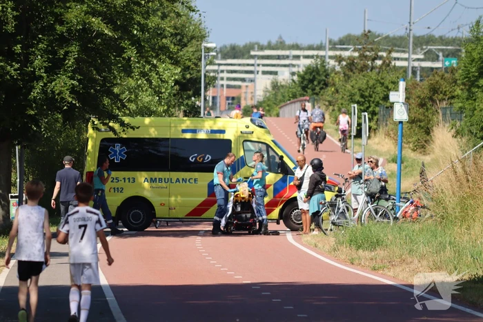 Scooterrijder en fietser botsen op fietspad