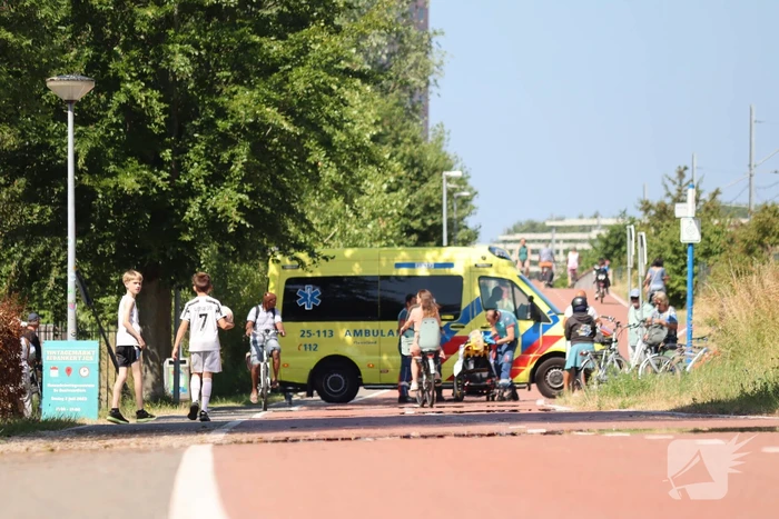 Scooterrijder en fietser botsen op fietspad