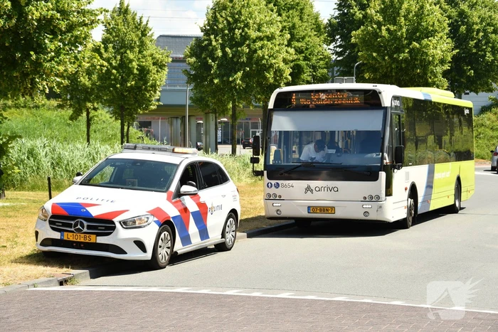 Aanrijding op rotonde tussen Arriva bus en auto