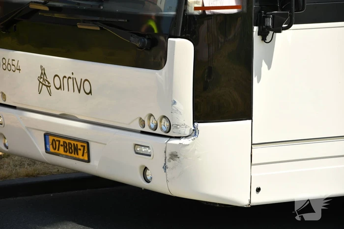 Aanrijding op rotonde tussen Arriva bus en auto
