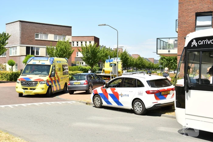 Aanrijding op rotonde tussen Arriva bus en auto