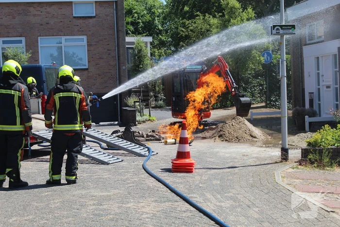 Gasleiding vliegt in brand bij werkzaamheden