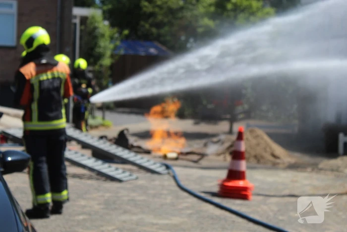 Gasleiding vliegt in brand bij werkzaamheden