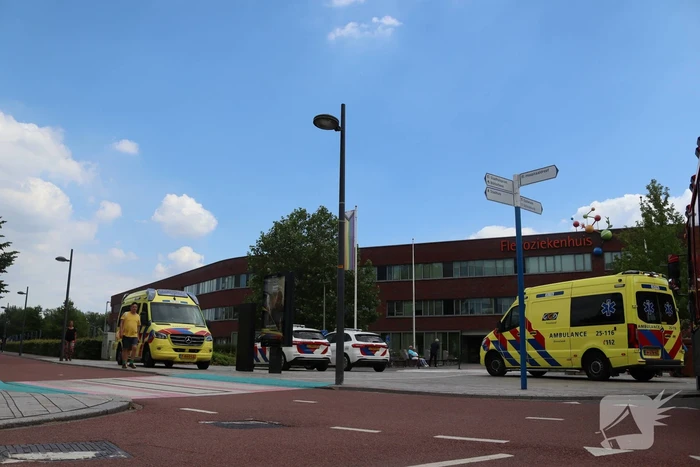 Fietser zwaargewond bij aanrijding met bestelbus