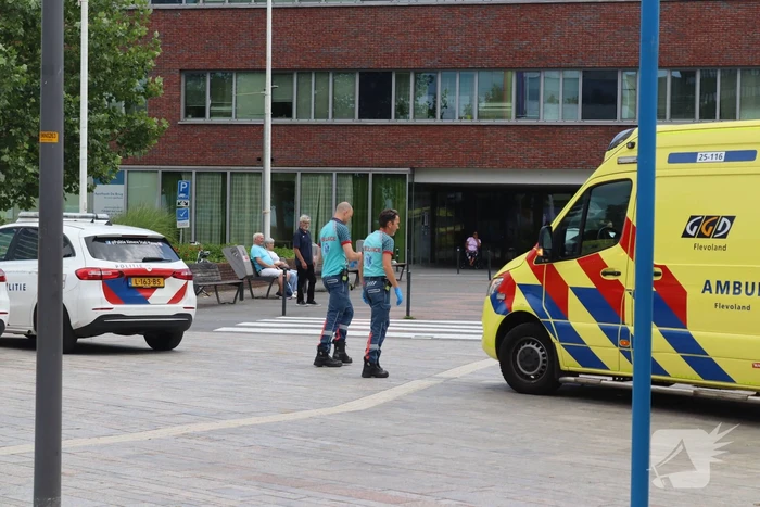 Fietser zwaargewond bij aanrijding met bestelbus