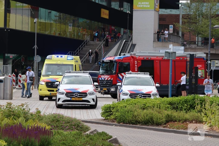 Fietser zwaargewond bij aanrijding met bestelbus