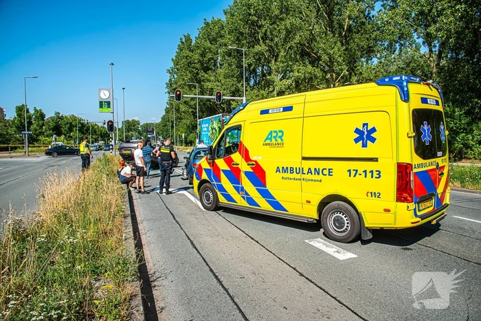 Auto belandt op zijn kop bij botsing
