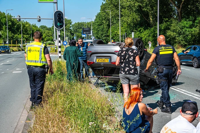 Auto belandt op zijn kop bij botsing